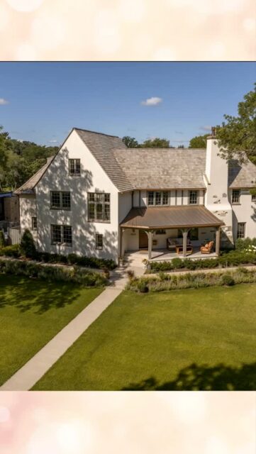 It's almost summertime! And this massive whole-home remodel in Edina/Country Club was made for it. Chefs kiss to @pka.arch and @marthadaytondesign for their brilliance and great partnership. 
.
@laurenmallis @taylorhallobrien @jonaevilleneuve
@spacecrafting_photography #creeksidetudor #summerliving #dovetailbuilt #dovetailrenovation #dovetailcustombuilders